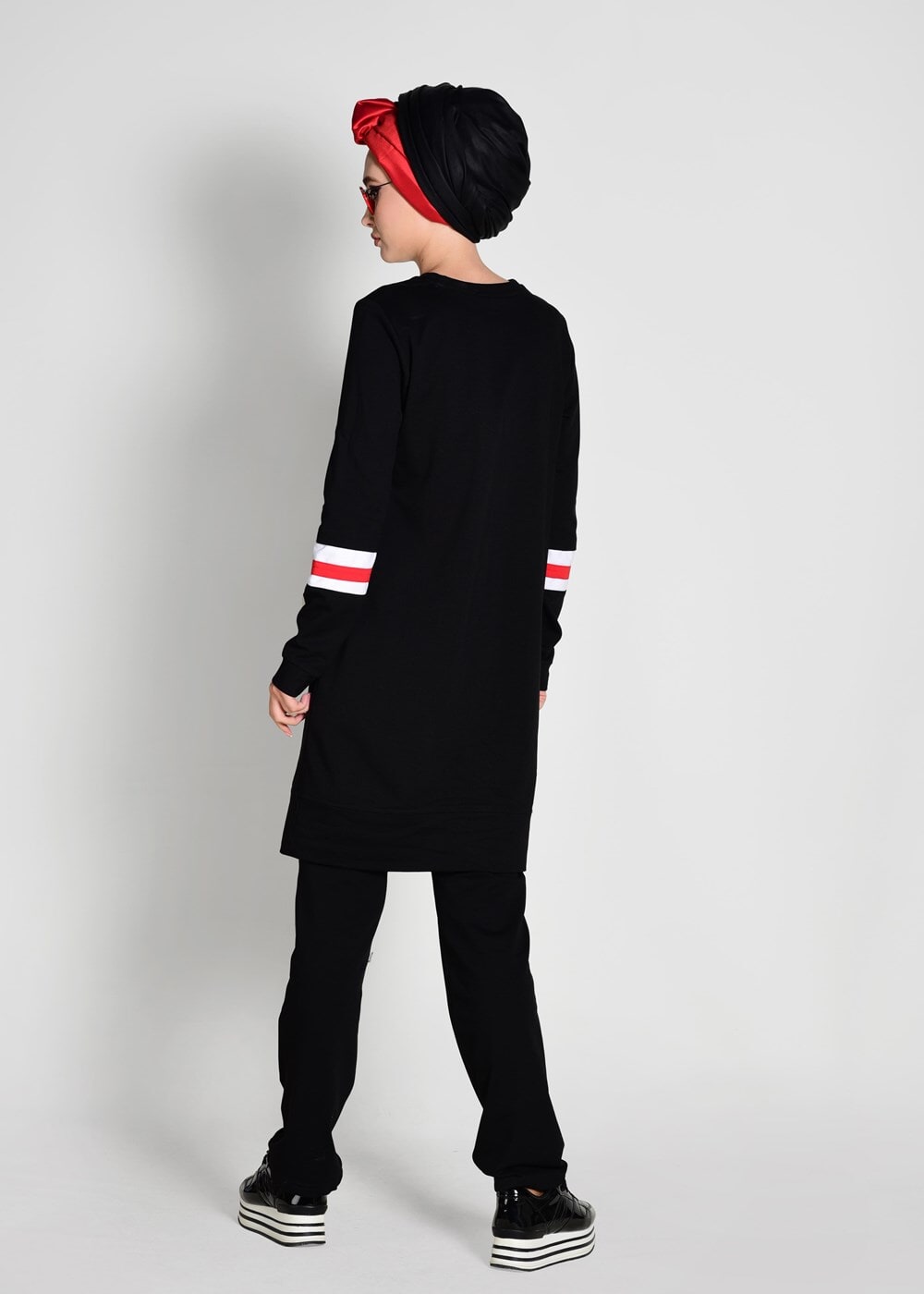 Tesettür giyim SİYAH ÇİZGİ DETAYLI YAZI BASKILI 2&prime;Lİ EŞOFMAN TAKIM 7718