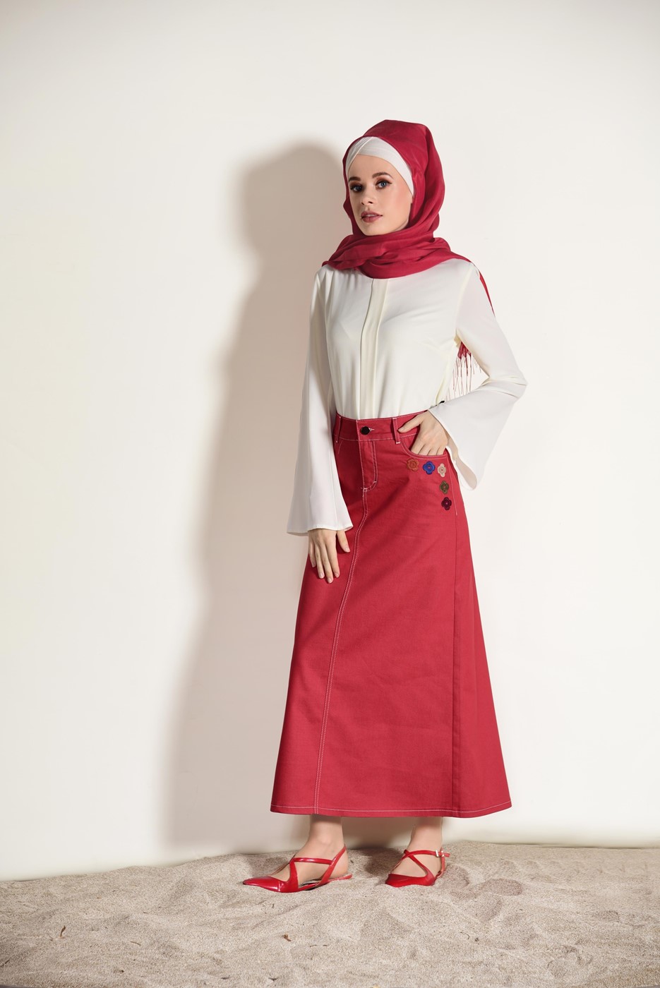 Tesettür giyim KIRMIZI NAKIŞ DETAYLI DENİM ETEK 6002 