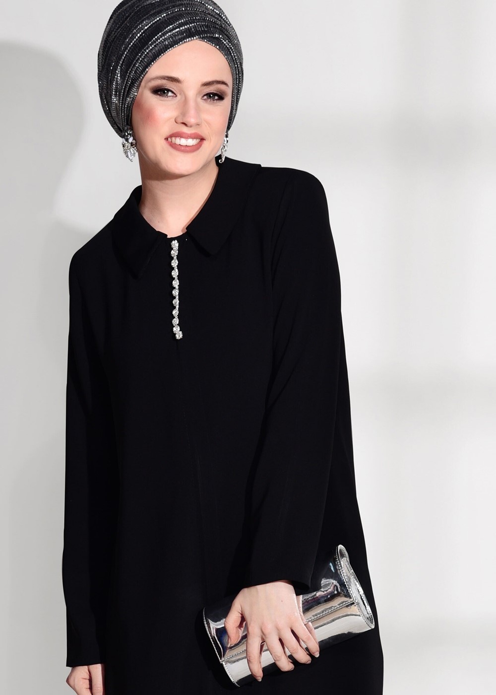 Tesettür giyim SİYAH BROŞ DETAYLI FERACE 02981