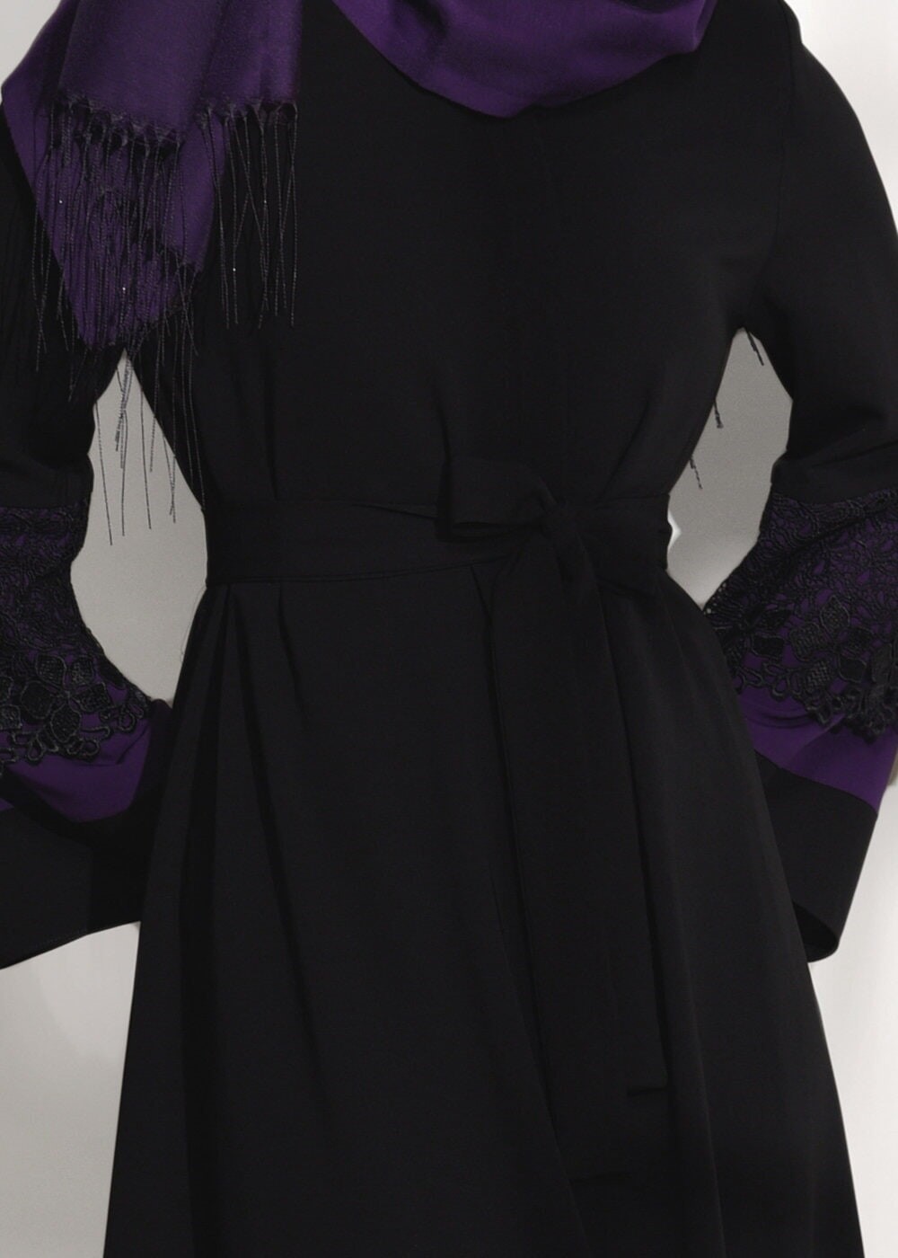 Tesettür giyim SİYAH KOLLARI GÜPÜR DETAYLI BELİ KUŞAKLI FERACE 31987