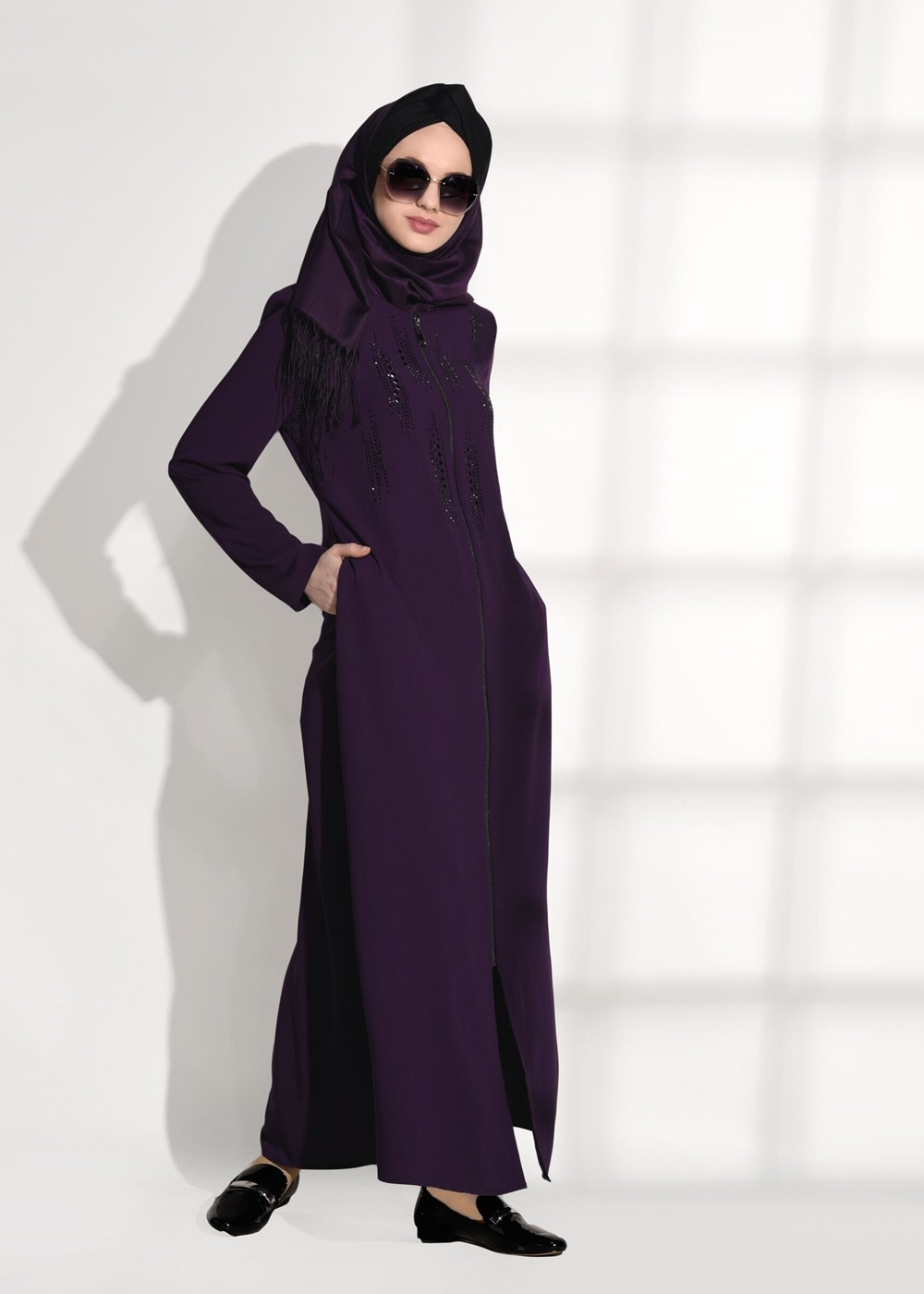 Tesettür giyim MOR TAŞ BASKI DETAYLI FERMUARLI FERACE 40981 
