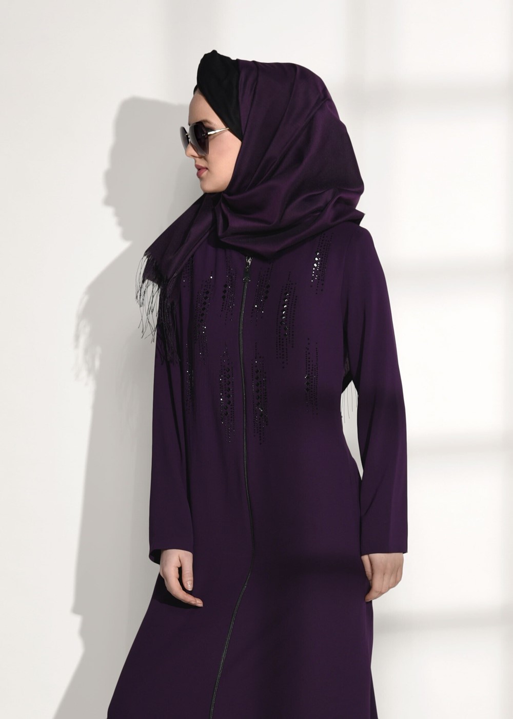 Tesettür giyim MOR TAŞ BASKI DETAYLI FERMUARLI FERACE 40981 