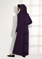 Tesettür giyim MOR TAŞ BASKI DETAYLI FERMUARLI FERACE 40981 