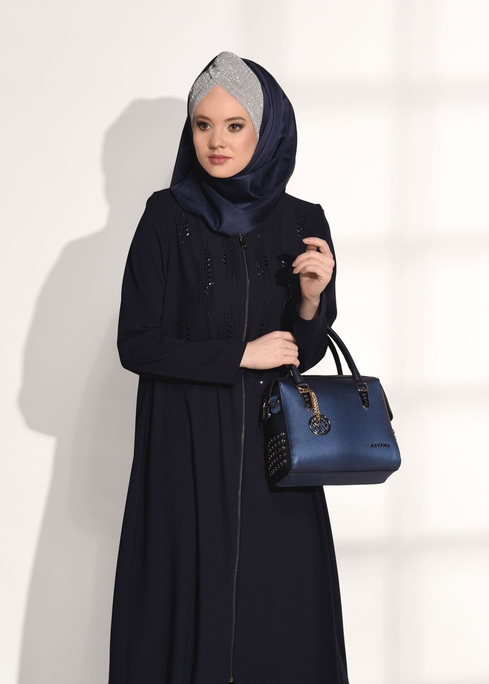 Tesettür giyim LACİVERT TAŞ BASKI DETAYLI FERMUARLI FERACE 40981 
