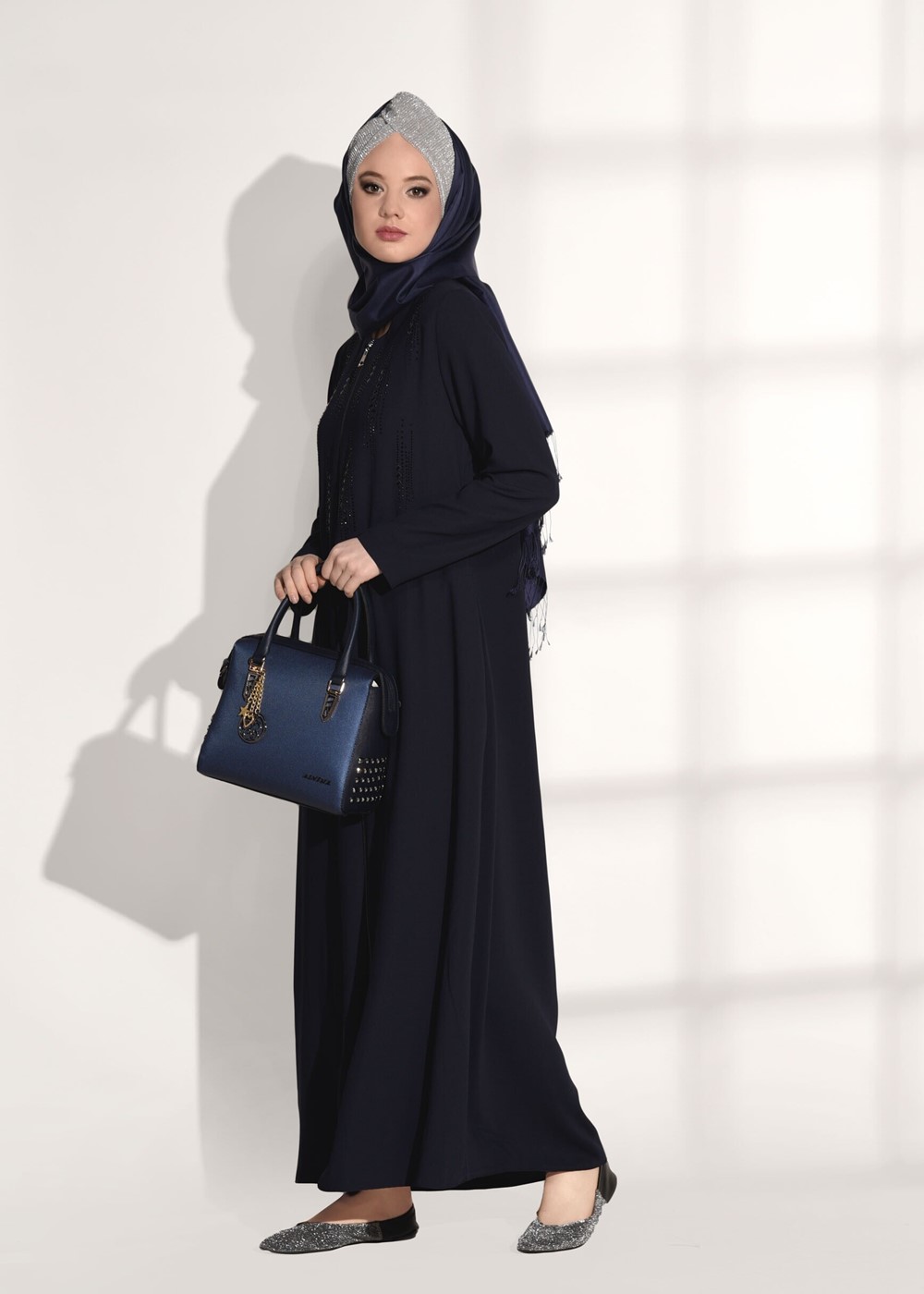Tesettür giyim LACİVERT TAŞ BASKI DETAYLI FERMUARLI FERACE 40981 