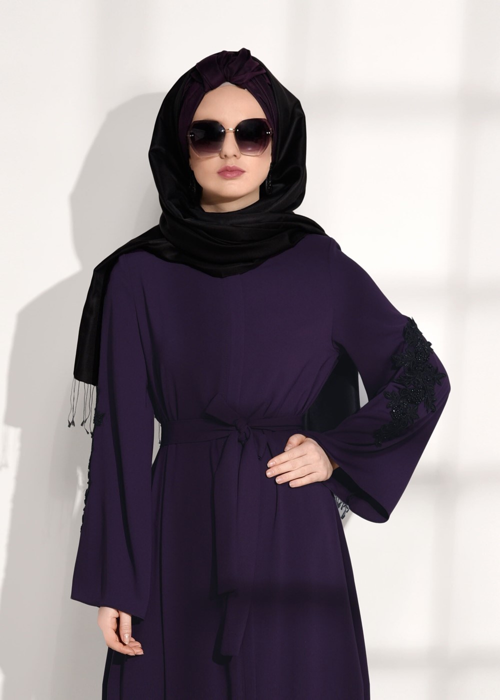Tesettür giyim MOR KOL KISMI GÜPÜR DETAYLI FERACE 71981 