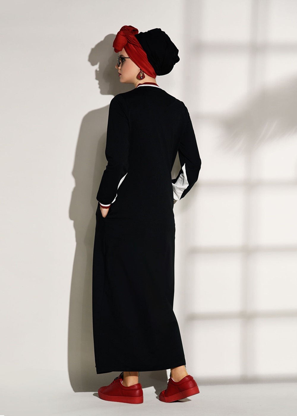 Tesettür giyim SİYAH ARMA DETAYLI FERMUARLI SPOR FERACE 6708