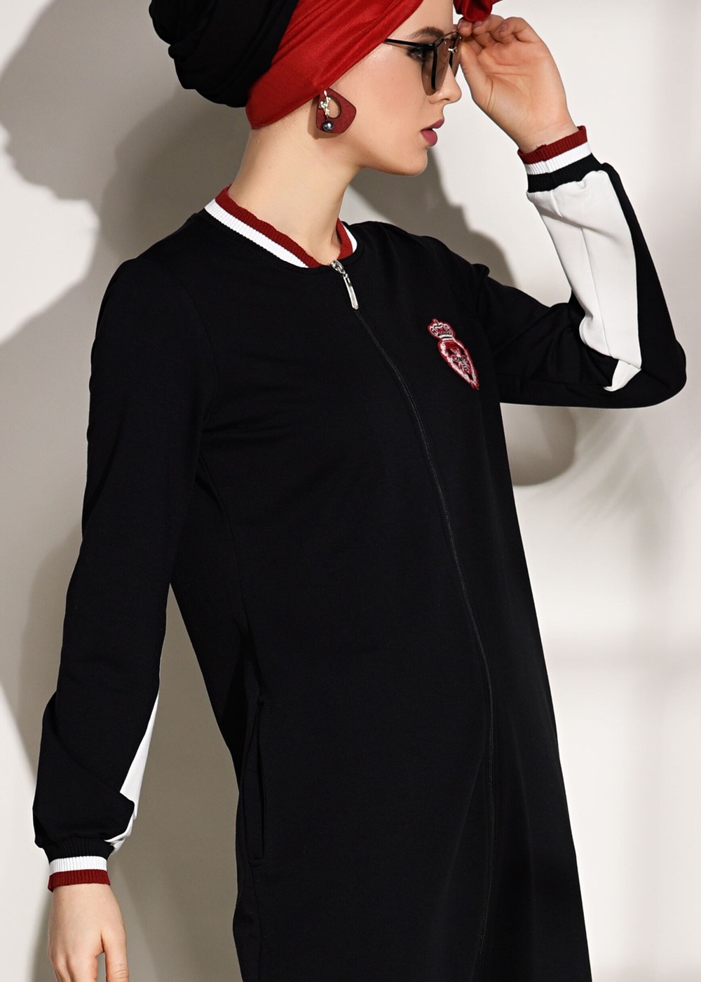 Tesettür giyim SİYAH ARMA DETAYLI FERMUARLI SPOR FERACE 6708