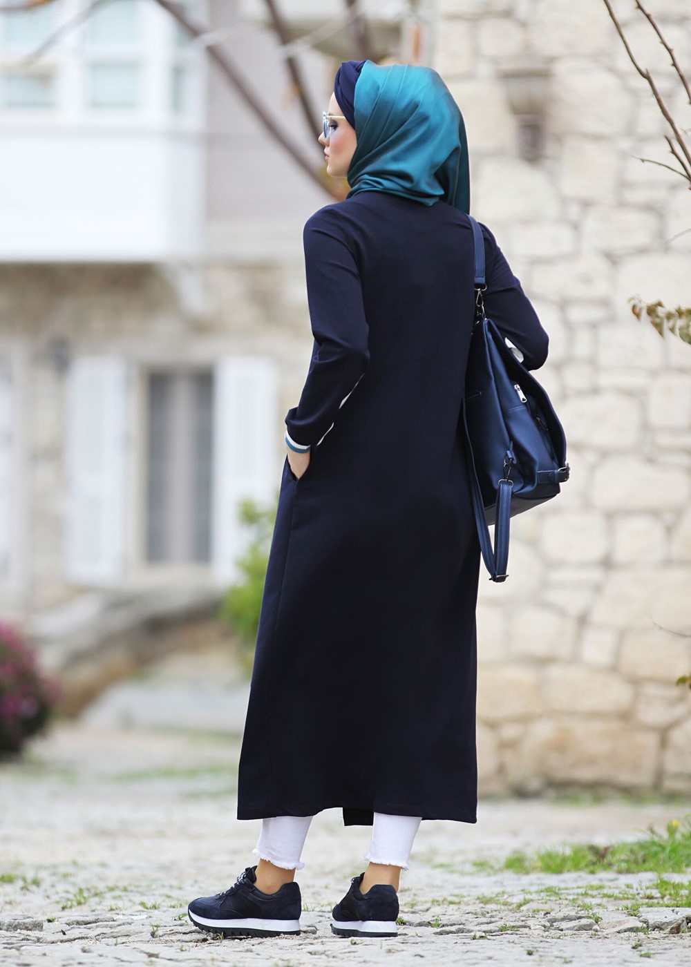 Tesettür giyim LACİVERT ARMA DETAYLI FERMUARLI SPOR FERACE 6708 