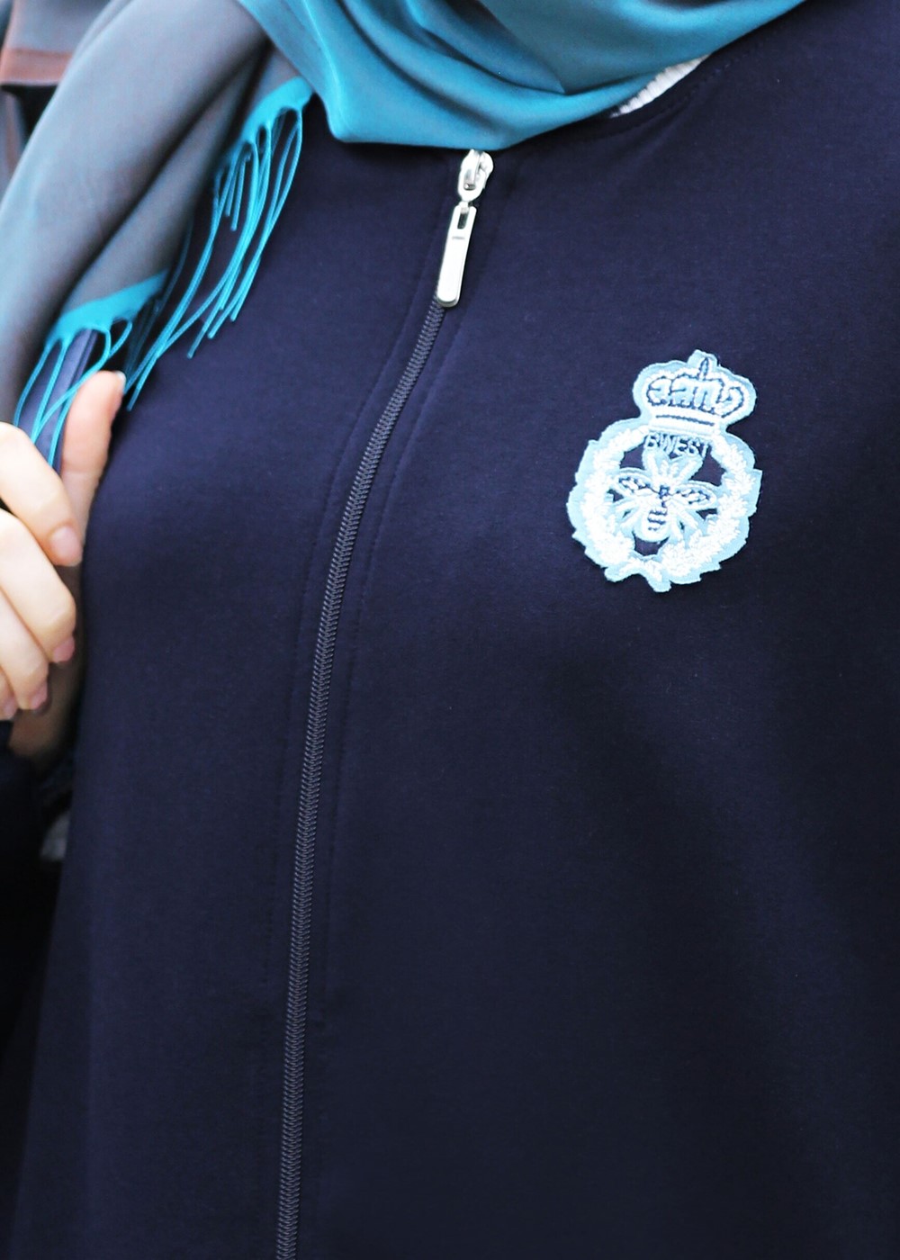 Tesettür giyim LACİVERT ARMA DETAYLI FERMUARLI SPOR FERACE 6708 