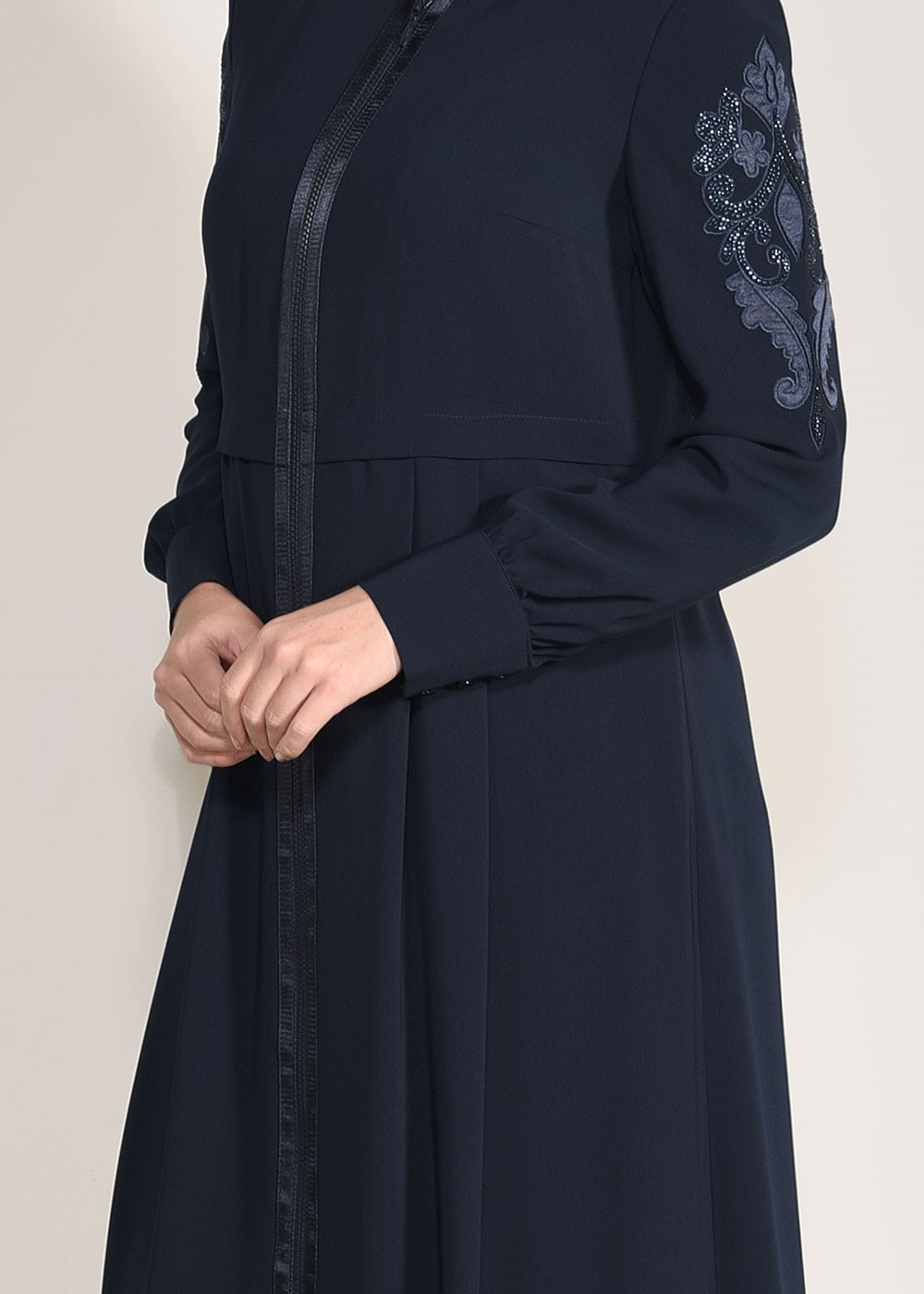 Tesettür giyim LACİVERT NAKIŞ DETAYLI FERACE 8242 