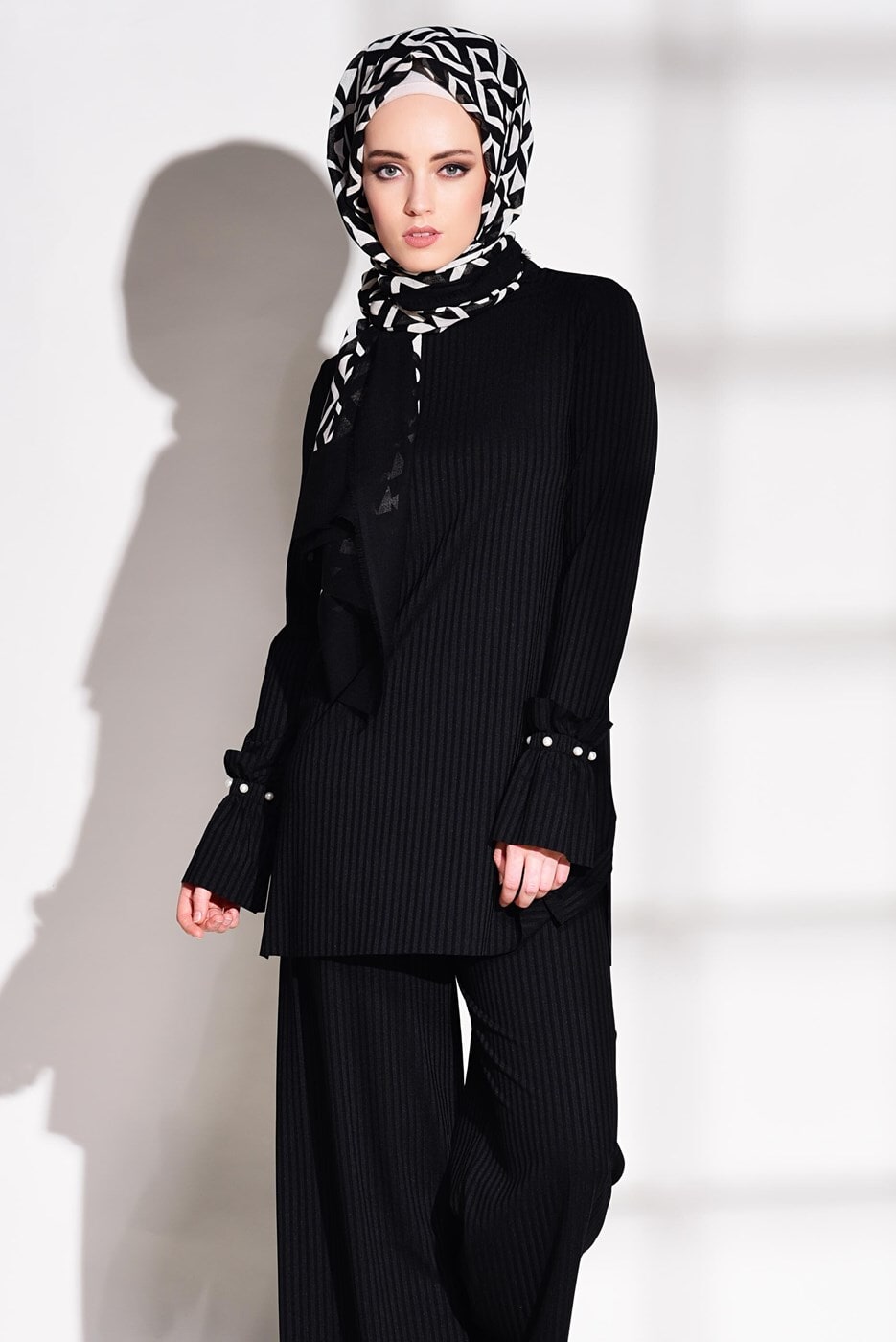 Tesettür giyim SİYAH KOLLARI VOLANLI FİTİLLİ PANTOLONLU TAKIM 7975