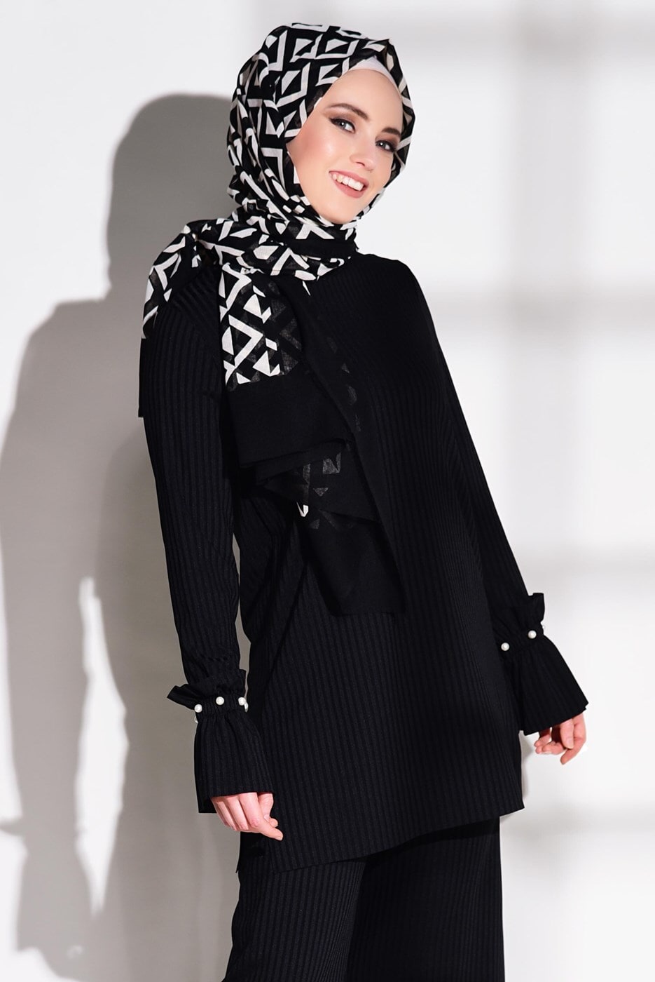 Tesettür giyim SİYAH KOLLARI VOLANLI FİTİLLİ PANTOLONLU TAKIM 7975
