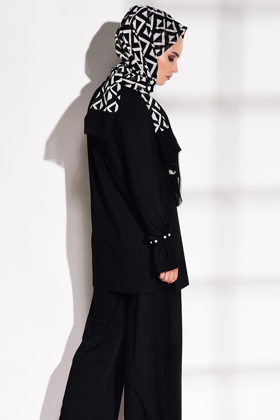 Tesettür giyim SİYAH KOLLARI VOLANLI FİTİLLİ PANTOLONLU TAKIM 7975