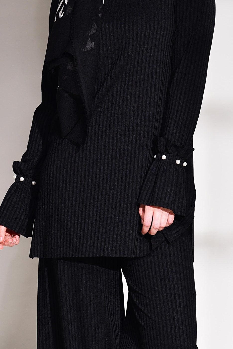 Tesettür giyim SİYAH KOLLARI VOLANLI FİTİLLİ PANTOLONLU TAKIM 7975