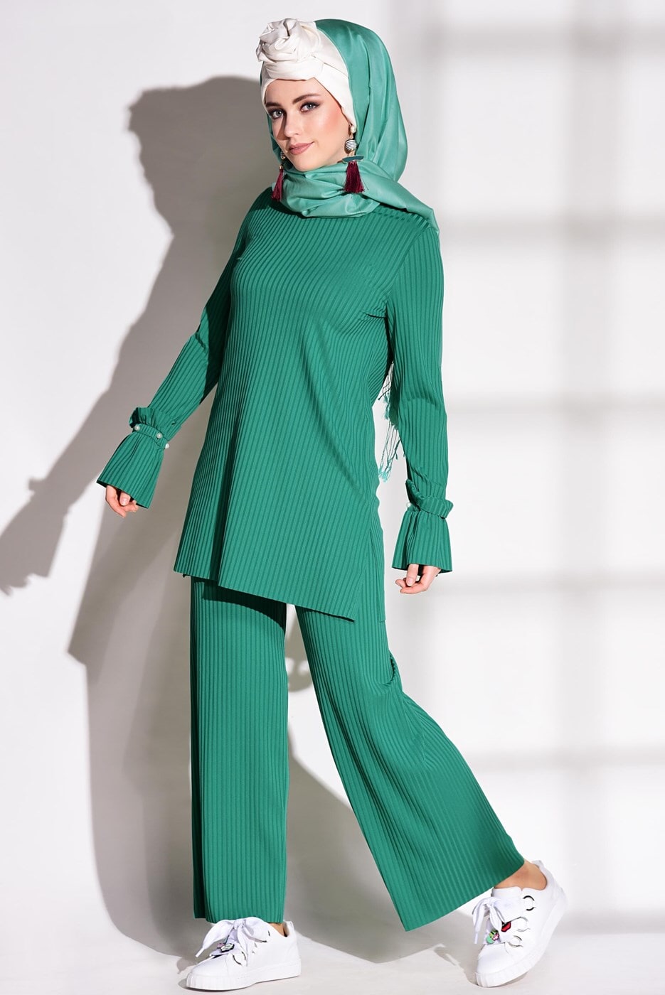 Tesettür giyim YEŞİL KOLLARI VOLANLI FİTİLLİ PANTOLONLU TAKIM 7975