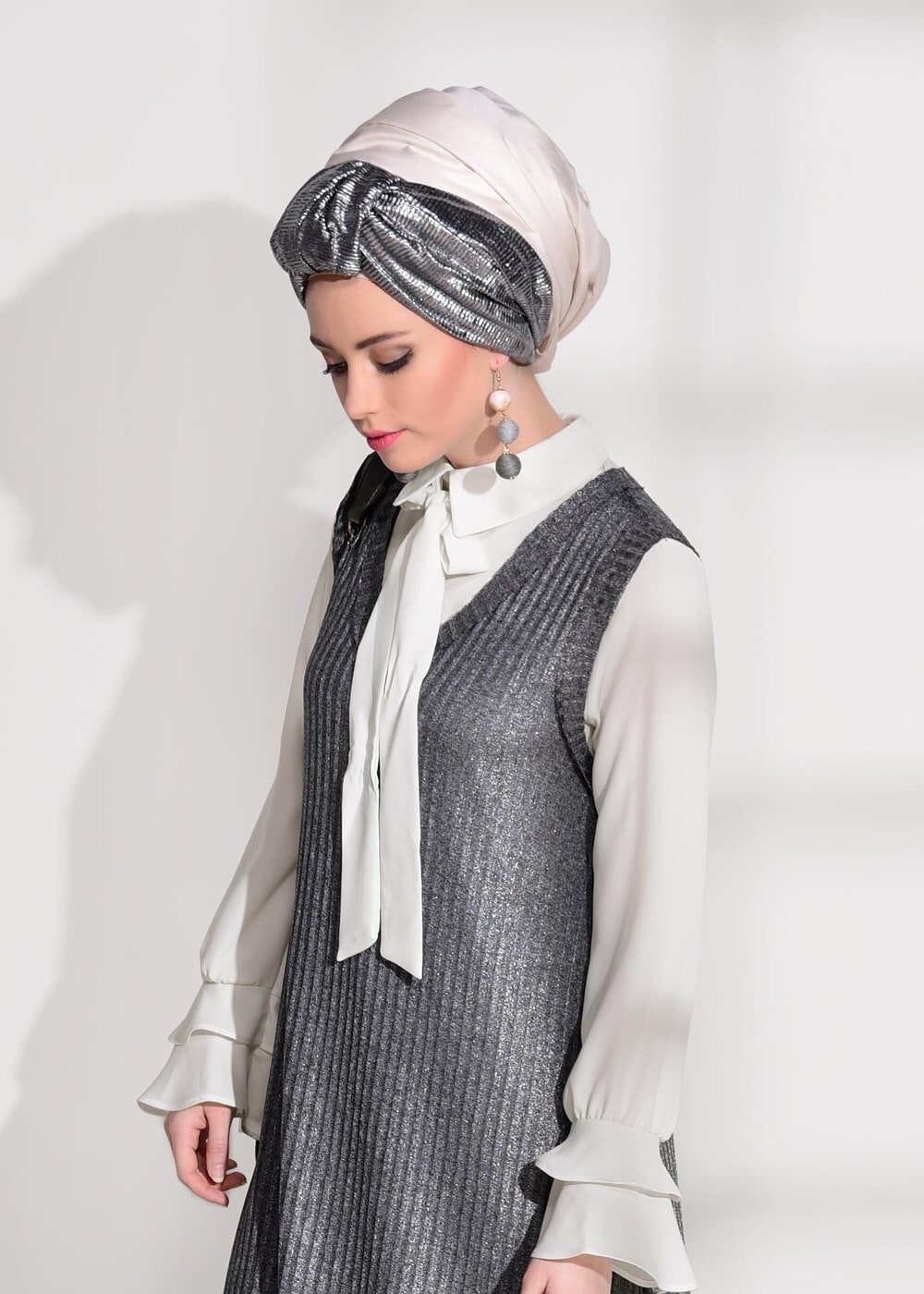 Tesettür giyim GRİ T 8955 Asmiray- Fırfır Detaylı Pantolonlu Takım