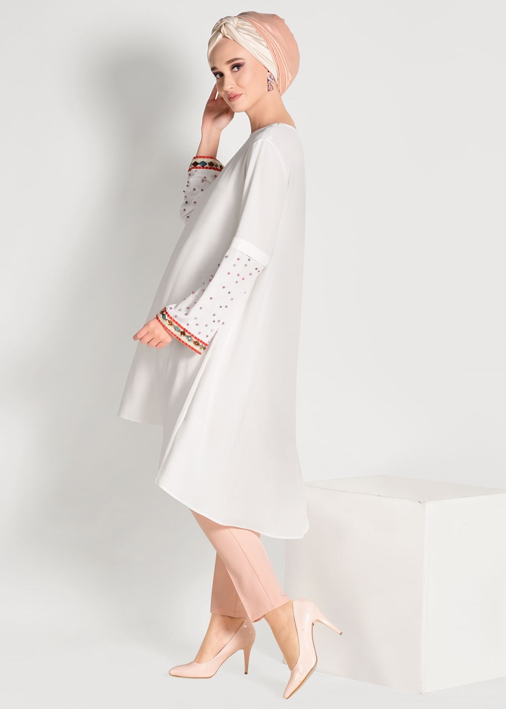 Tesettür giyim EKRU BONCUK İŞLEMELİ ASİMETRİK KESİM TUNİK 02071