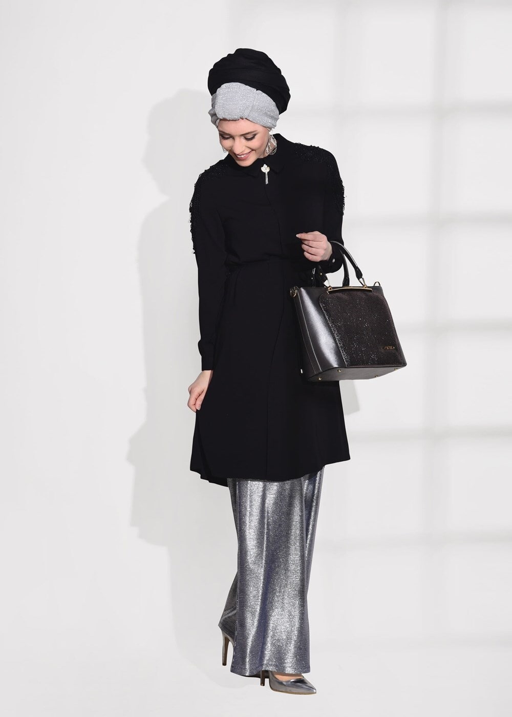 Tesettür giyim SİYAH T 02781 Elegance- Omuz Kısmı Güpür Detaylı Tunik