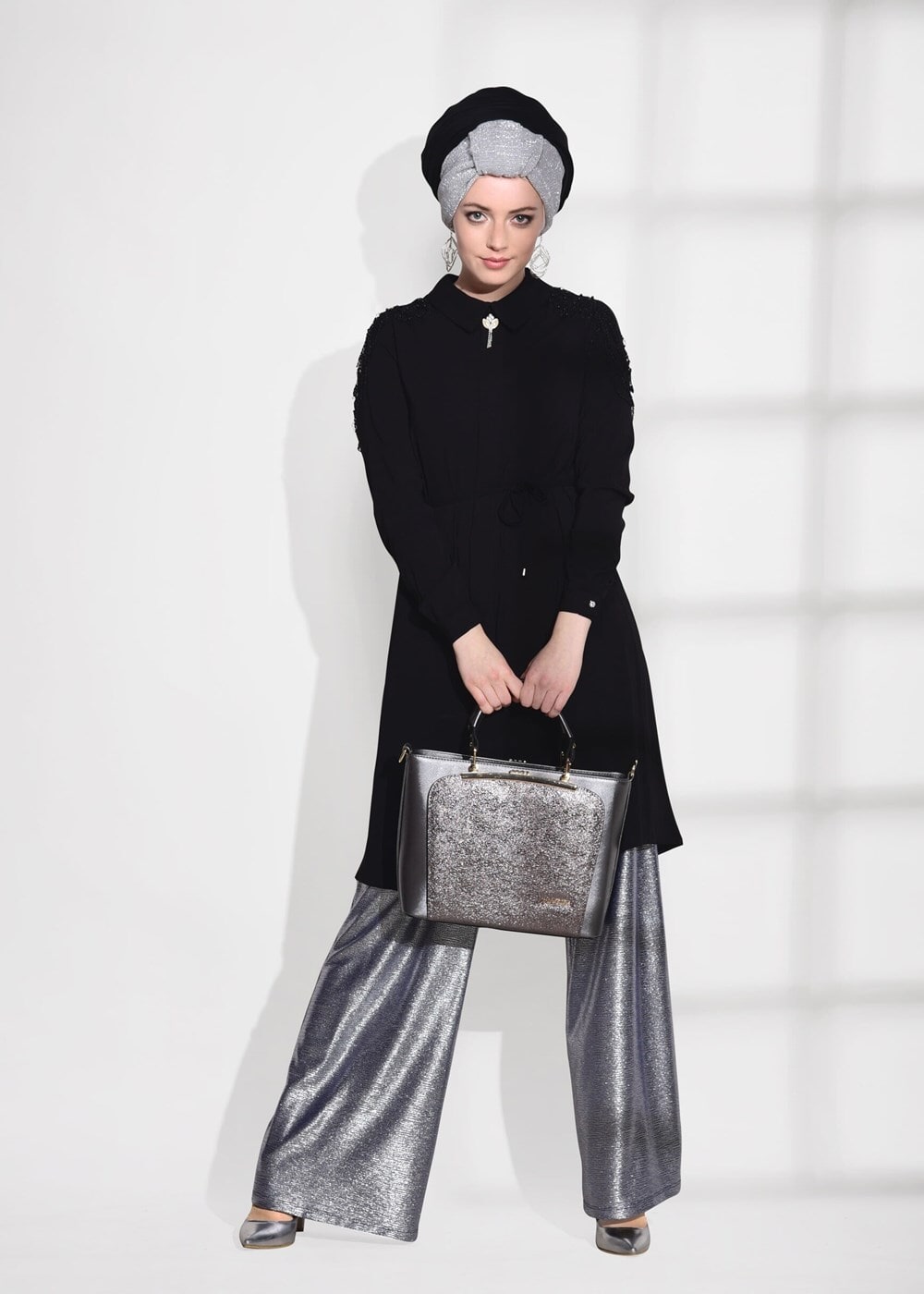 Tesettür giyim SİYAH T 02781 Elegance- Omuz Kısmı Güpür Detaylı Tunik