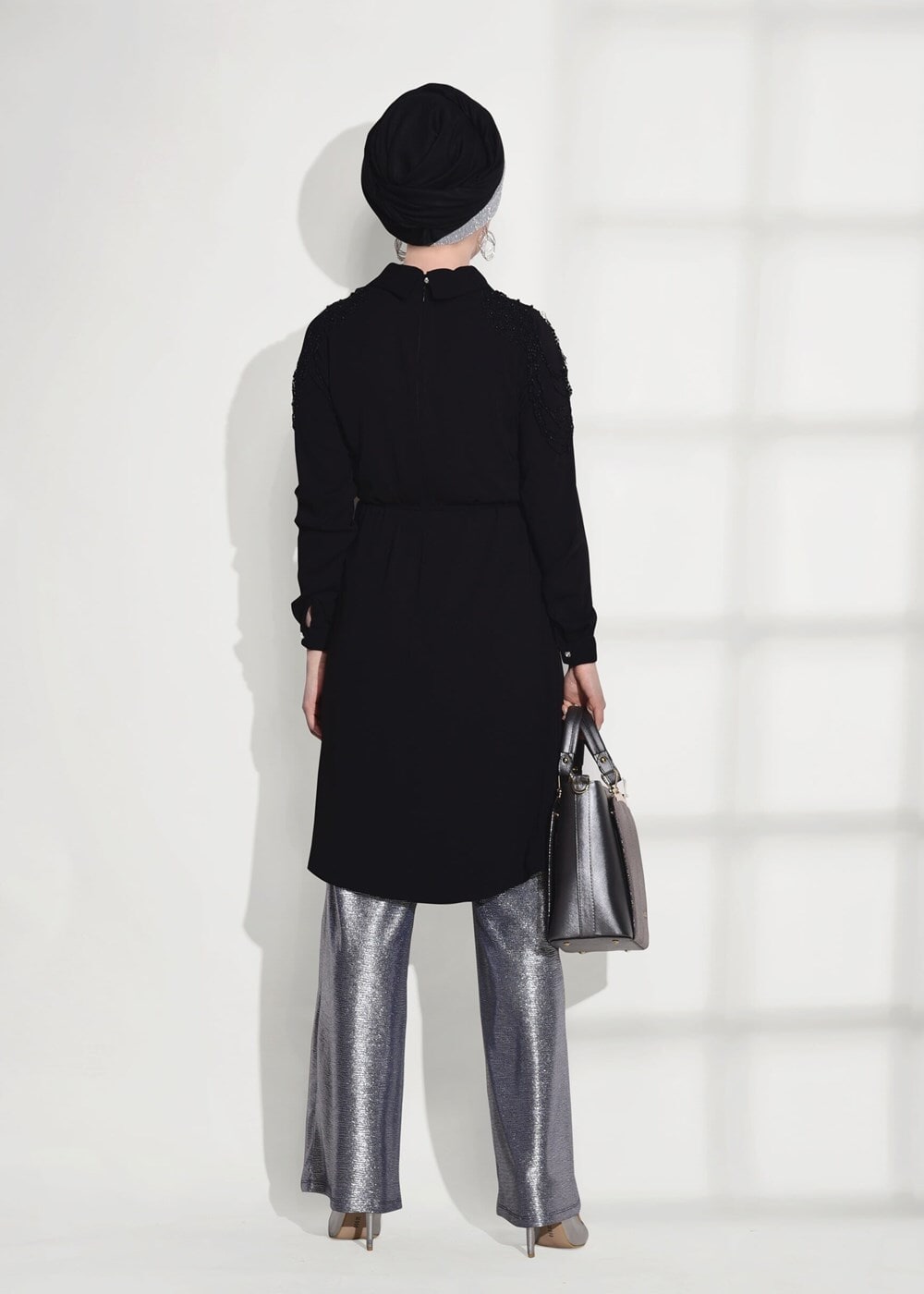 Tesettür giyim SİYAH T 02781 Elegance- Omuz Kısmı Güpür Detaylı Tunik