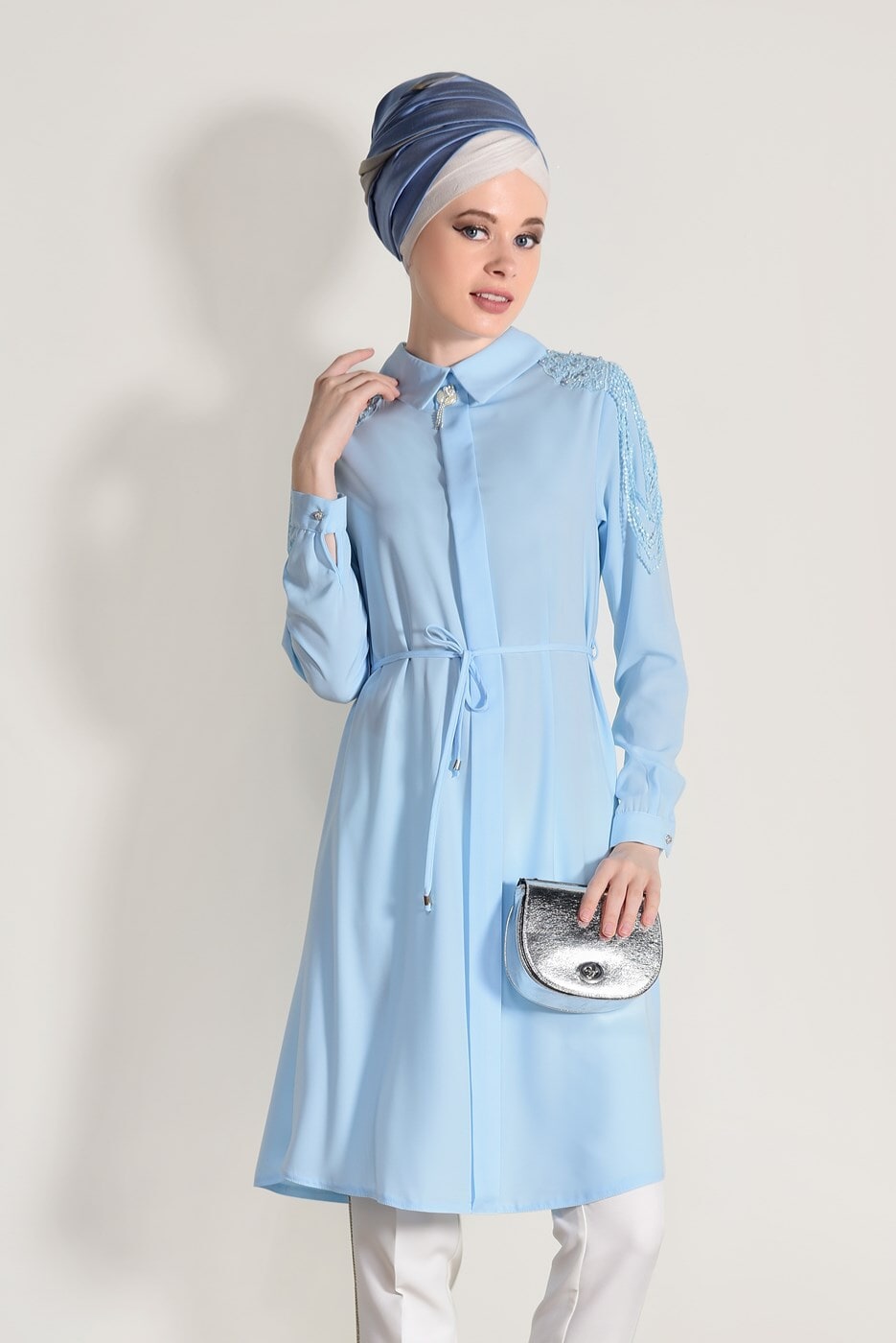 Tesettür giyim MAVİ T 02781 Elegance- Omuz Kısmı Güpür Detaylı Tunik