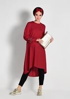 Tesettür giyim KIRMIZI NAKIŞ DETAYLI ASİMETRİK KESİM TUNİK 09071
