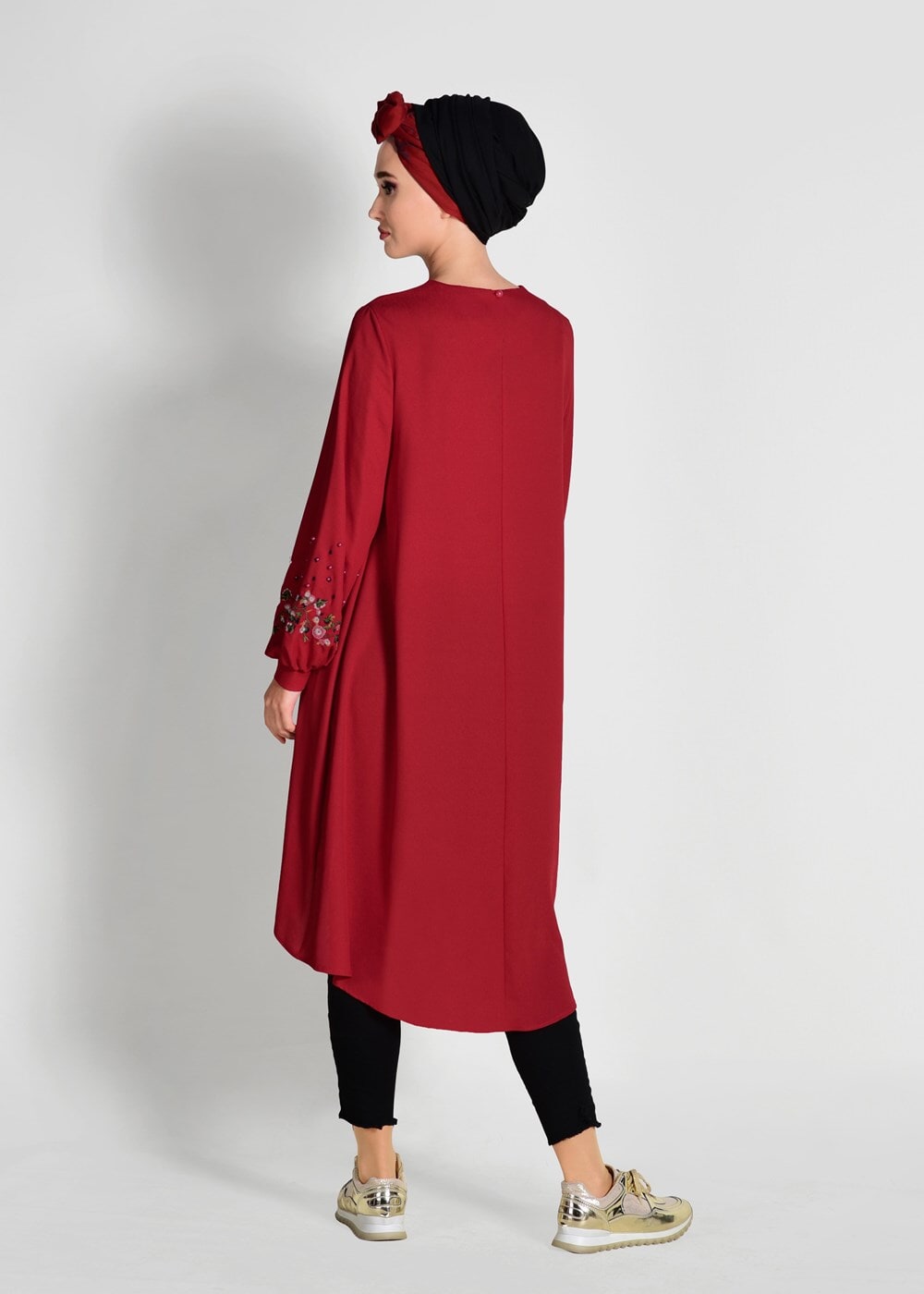 Tesettür giyim KIRMIZI NAKIŞ DETAYLI ASİMETRİK KESİM TUNİK 09071
