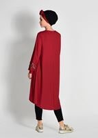 Tesettür giyim KIRMIZI NAKIŞ DETAYLI ASİMETRİK KESİM TUNİK 09071