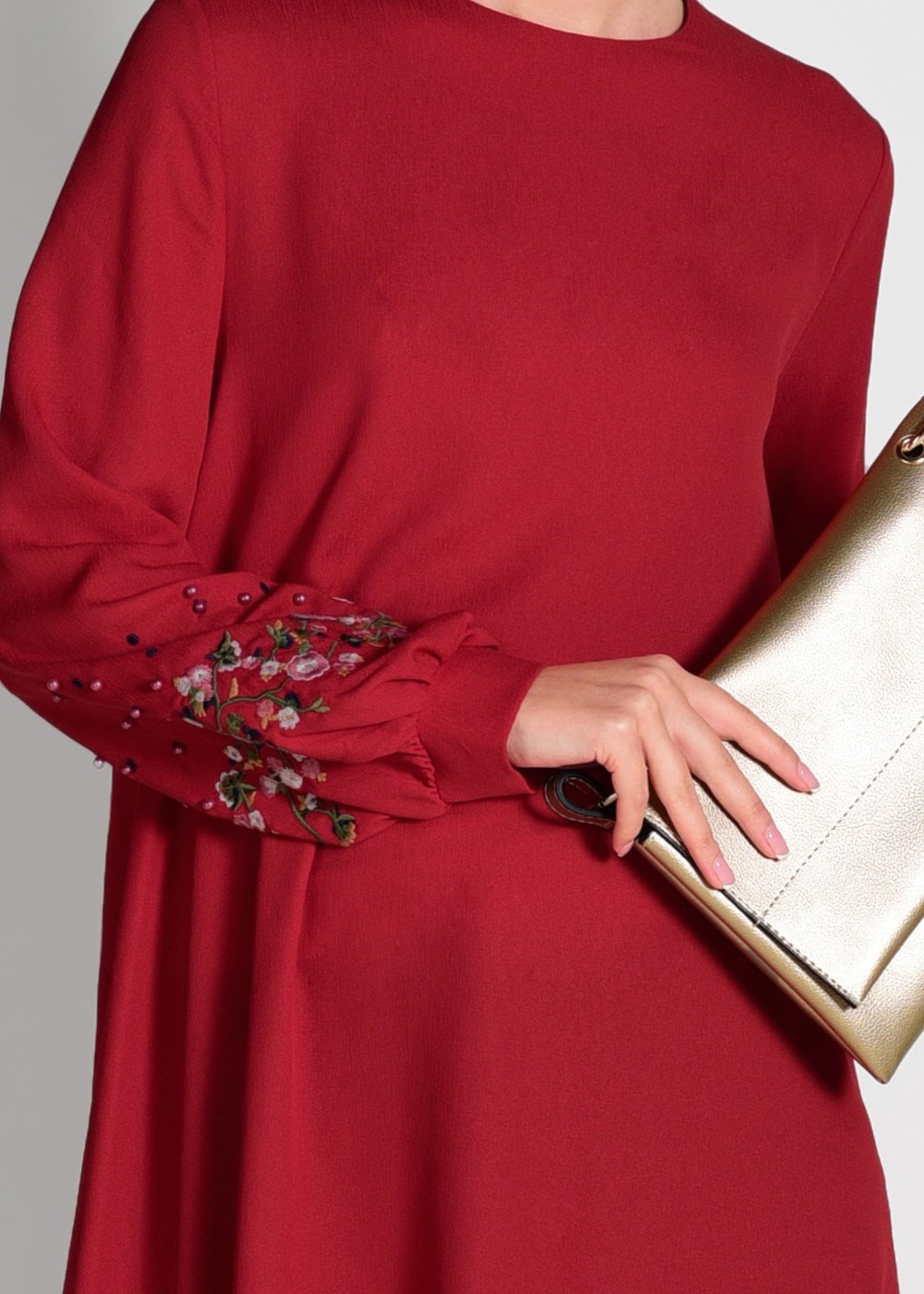 Tesettür giyim KIRMIZI NAKIŞ DETAYLI ASİMETRİK KESİM TUNİK 09071