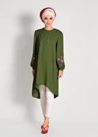 Tesettür giyim YEŞİL İŞLEME DETAYLI ASİMETRİK KESİM TUNİK 35071