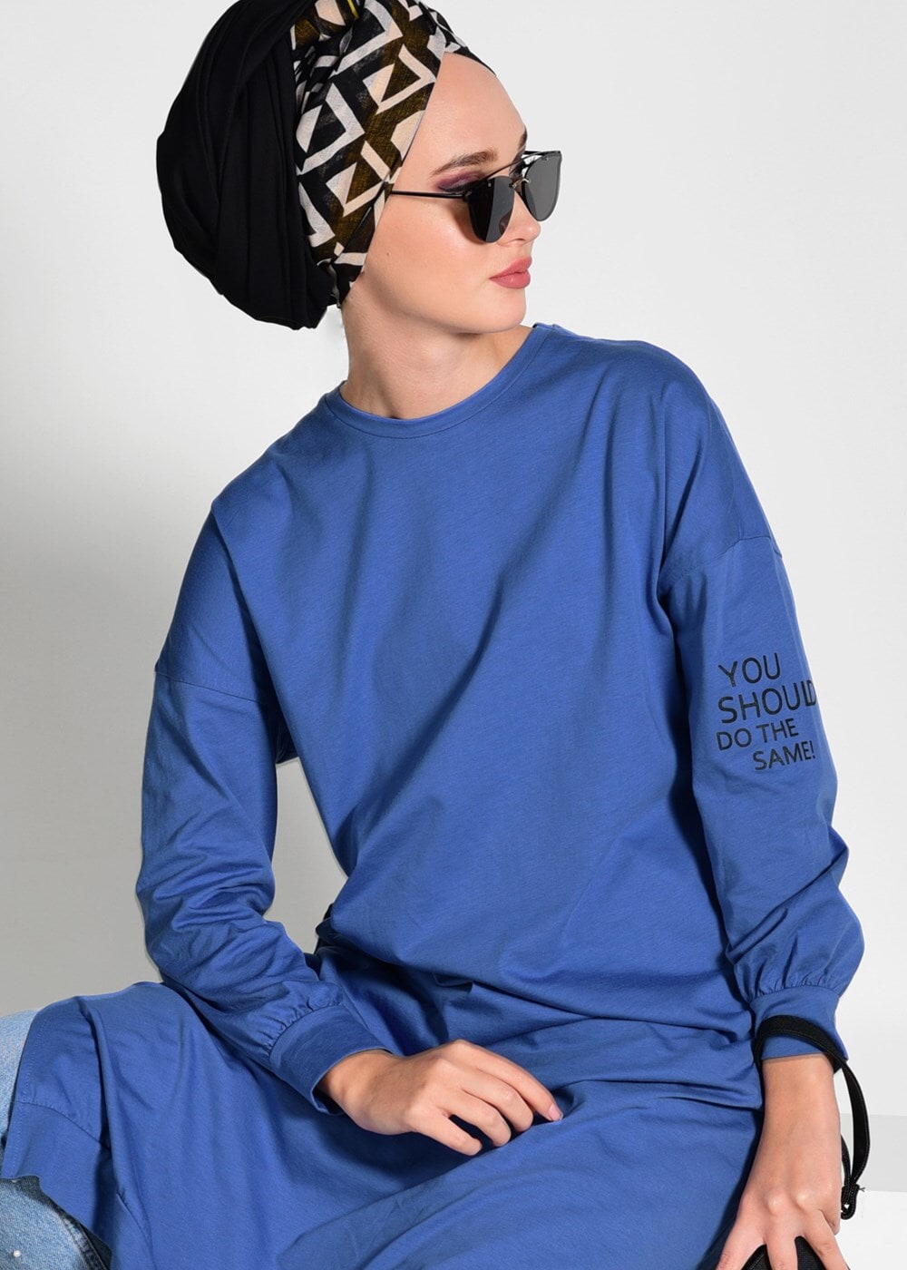 Tesettür giyim LACİVERT YANLARI YIRTMAÇLI BASKI DETAYLI TUNİK 42871