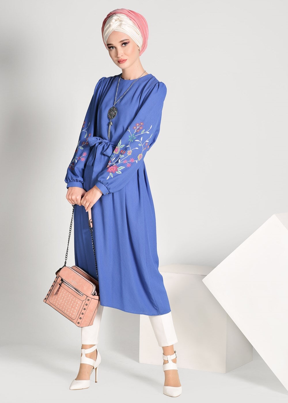Tesettür giyim LACİVERT NAKIŞ DETAYLI BELİ KUŞAKLI TUNİK 45071 