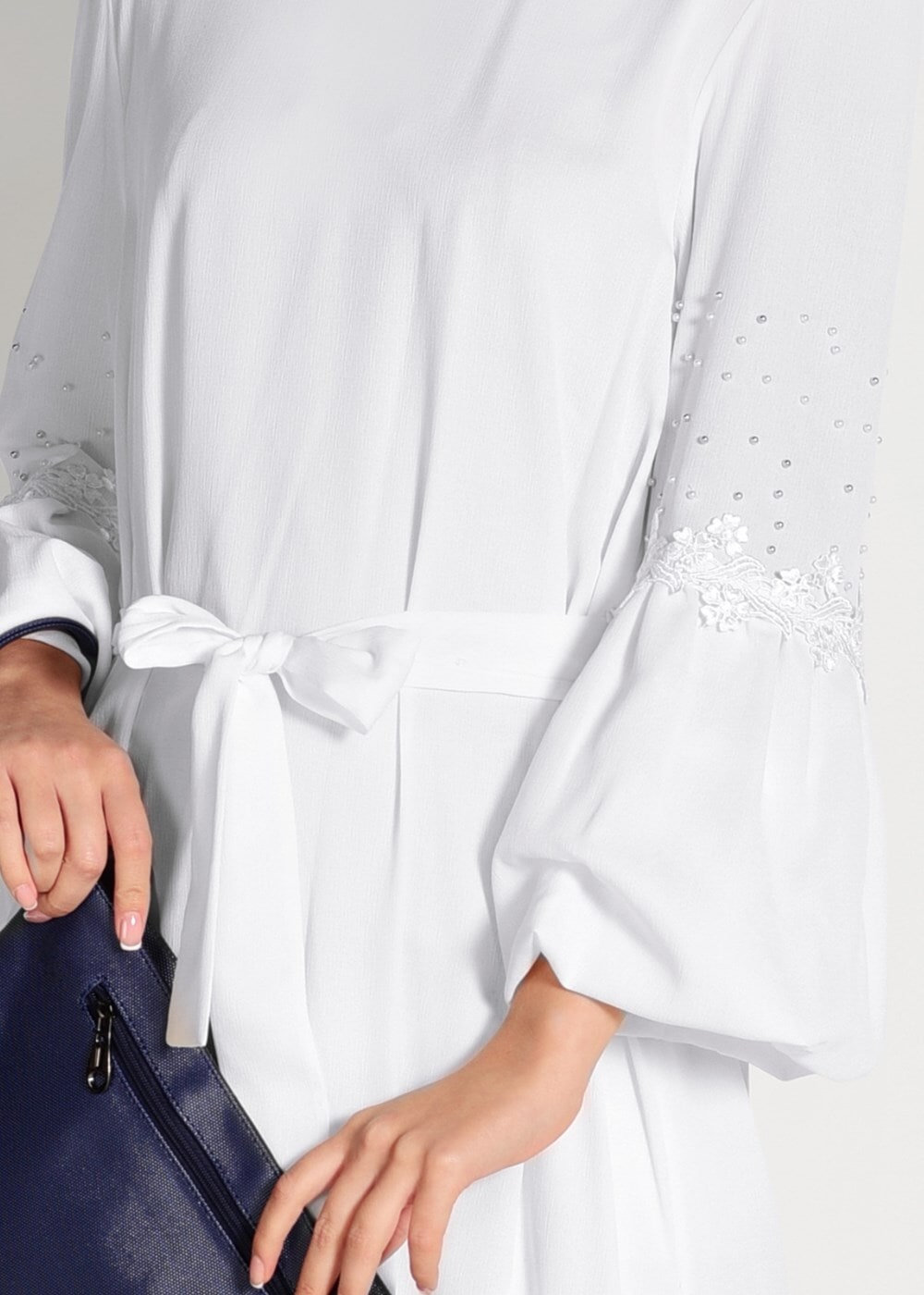 Tesettür giyim EKRU İNCİ DETAYLI BELİ KUŞAKLI TUNİK 48071