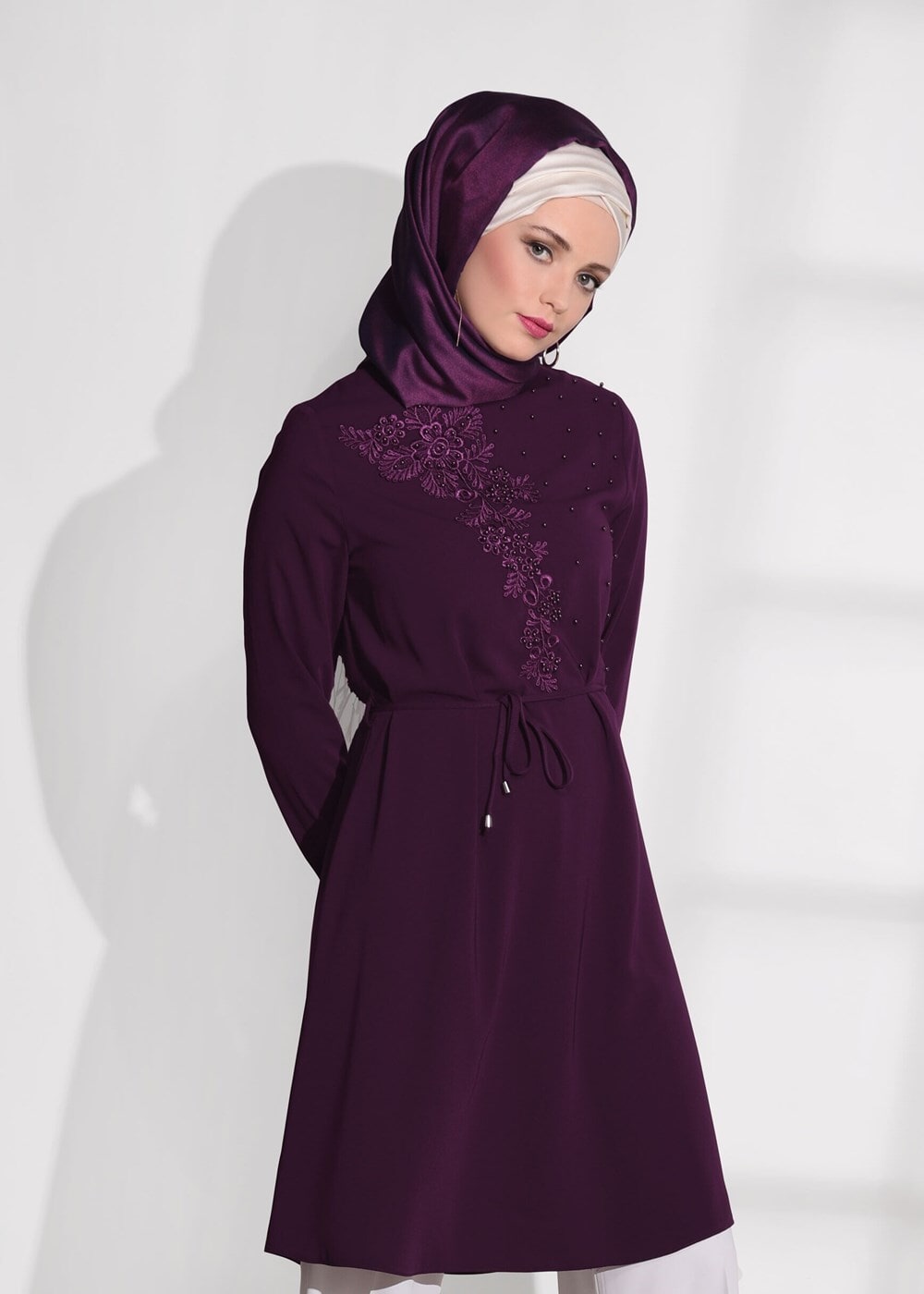 Tesettür giyim MOR İNCİ DETAYLI TUNİK 62781