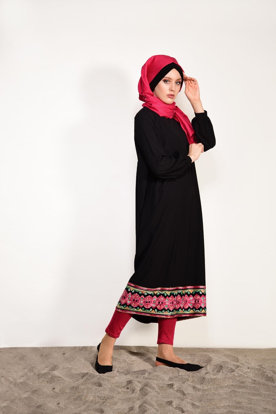Tesettür giyim SİYAH T 95171 İkoll- Nakış Detaylı Uzun Tunik