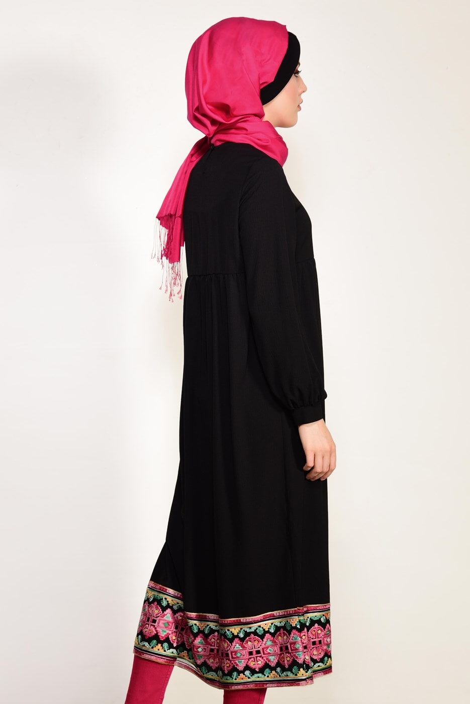 Tesettür giyim SİYAH T 95171 İkoll- Nakış Detaylı Uzun Tunik