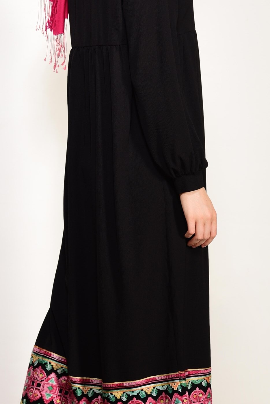 Tesettür giyim SİYAH T 95171 İkoll- Nakış Detaylı Uzun Tunik