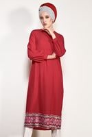 Tesettür giyim KIRMIZI T 95171 İkoll- Nakış Detaylı Uzun Tunik