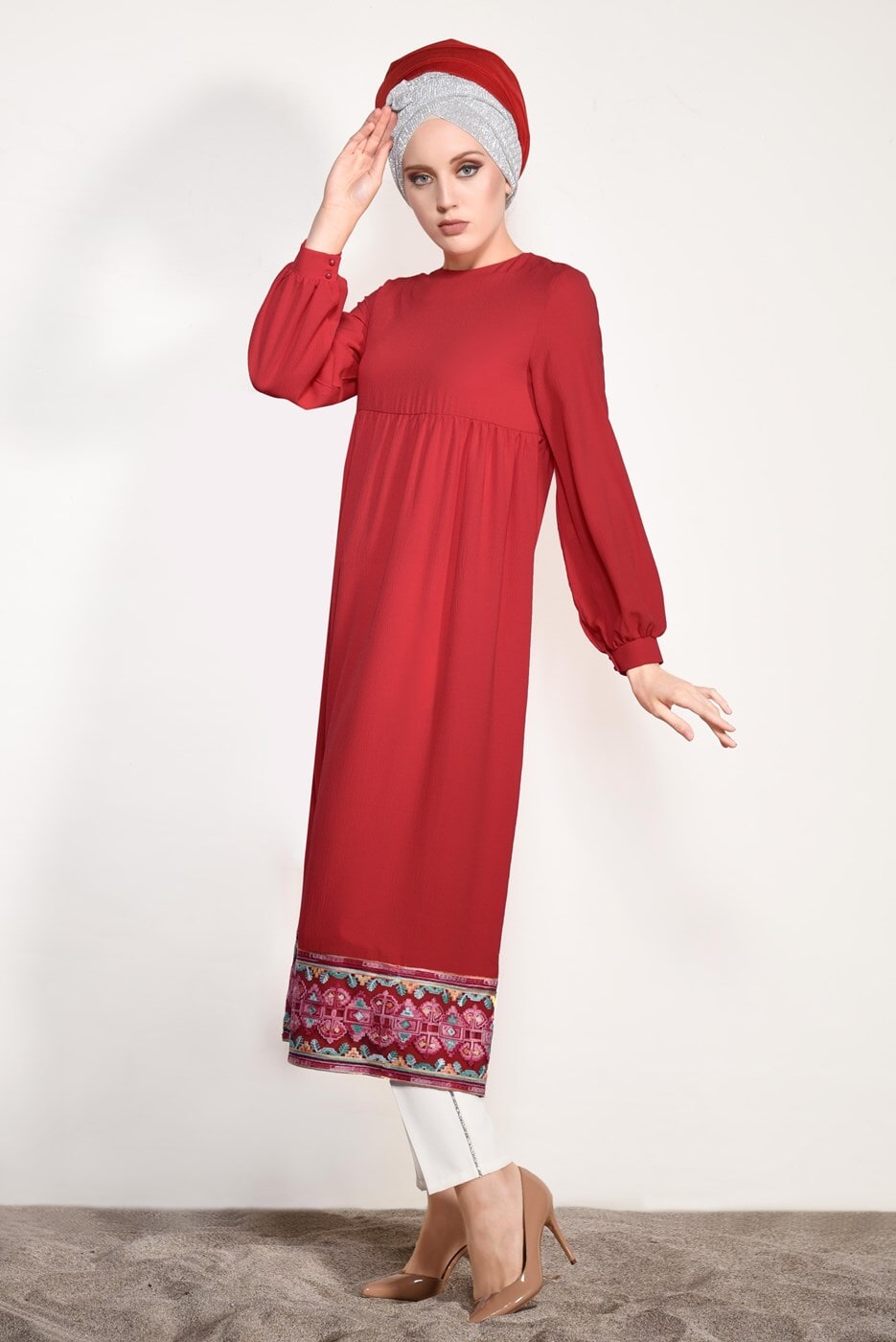 Tesettür giyim KIRMIZI T 95171 İkoll- Nakış Detaylı Uzun Tunik