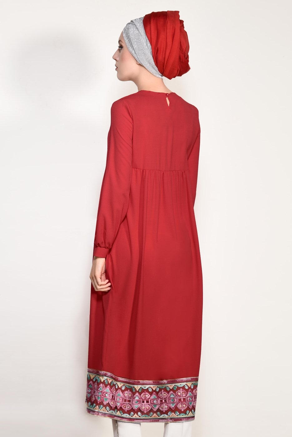 Tesettür giyim KIRMIZI T 95171 İkoll- Nakış Detaylı Uzun Tunik