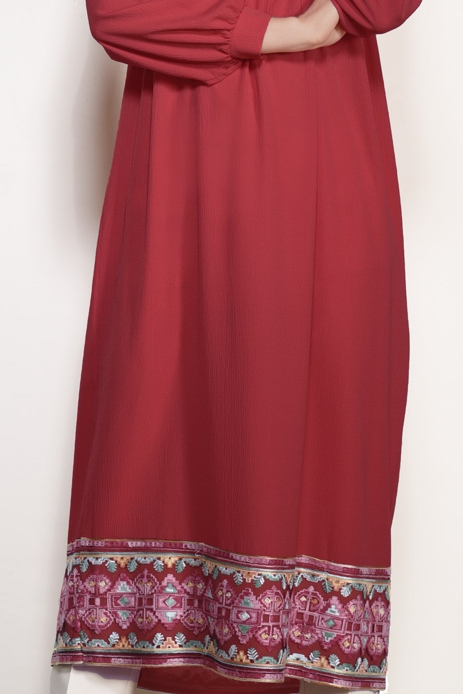Tesettür giyim KIRMIZI T 95171 İkoll- Nakış Detaylı Uzun Tunik