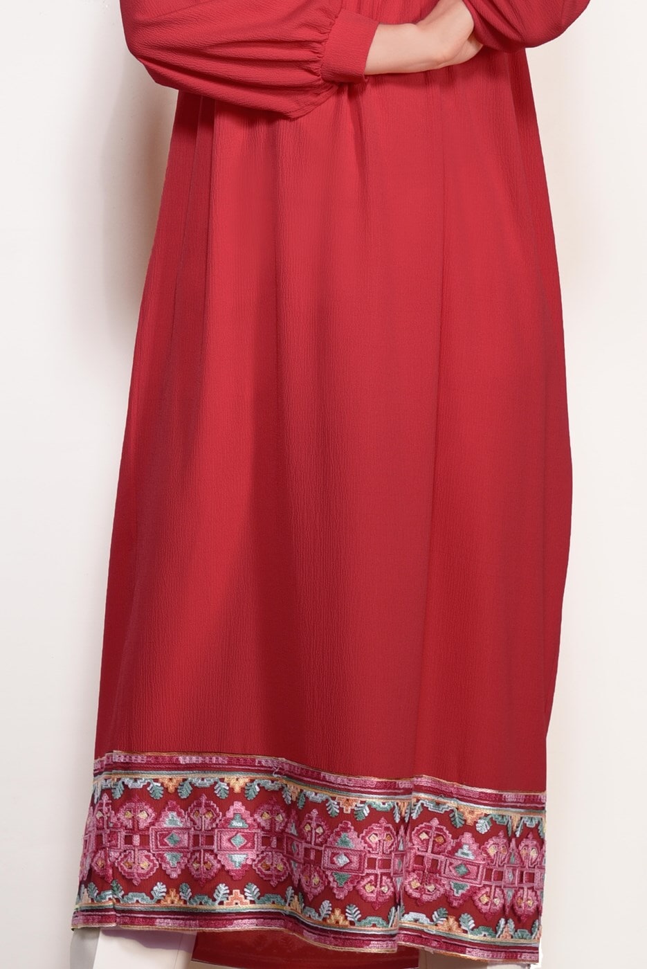 Tesettür giyim KIRMIZI T 95171 İkoll- Nakış Detaylı Uzun Tunik