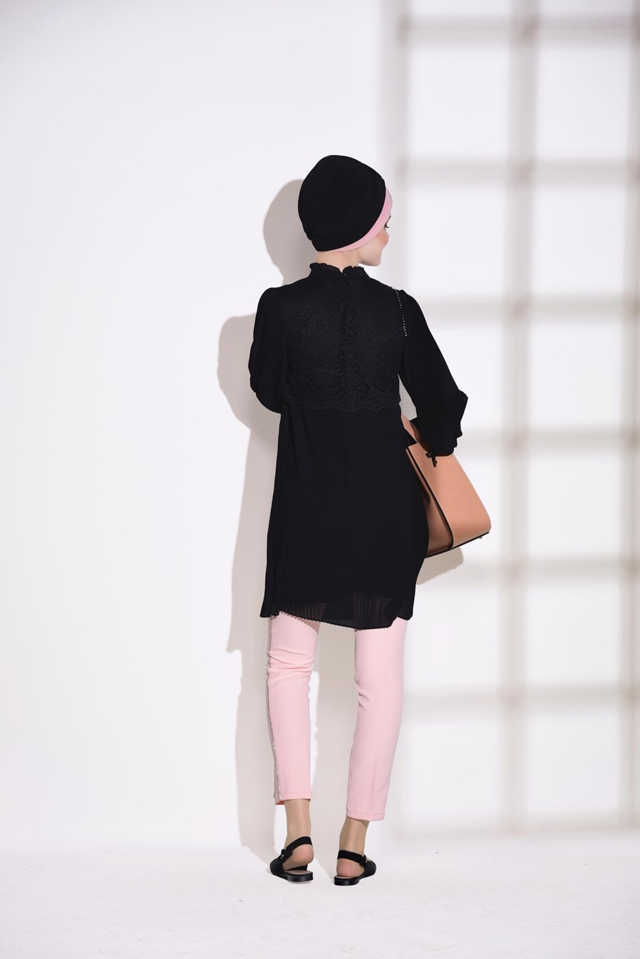 Tesettür giyim SİYAH T 0054 Loreen- Pilise Detaylı Tunik