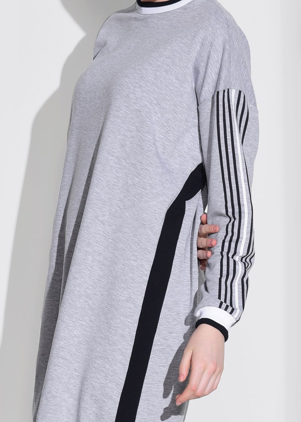 Tesettür giyim GRİ ÇİZGİ DETAYLI SPOR TUNİK 1708