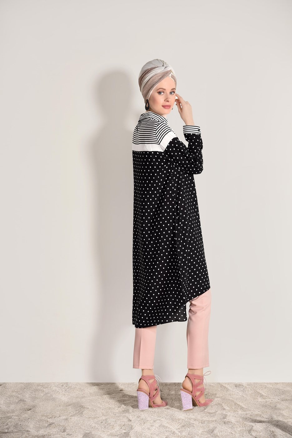 Tesettür giyim SİYAH T 2561 ModaBu- Puntiye Desenli Uzun Tunik