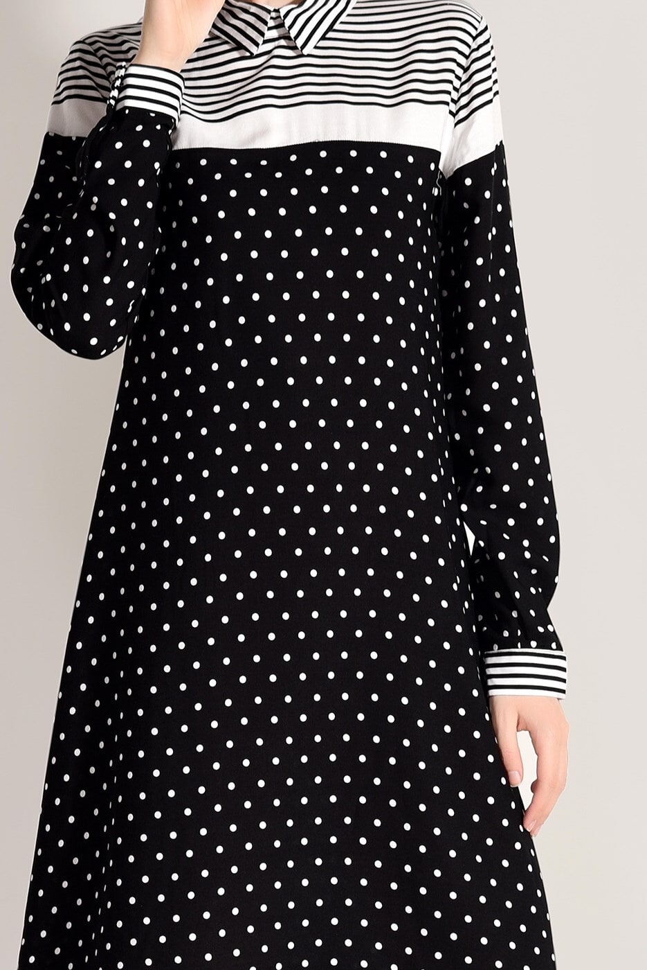 Tesettür giyim SİYAH T 2561 ModaBu- Puntiye Desenli Uzun Tunik