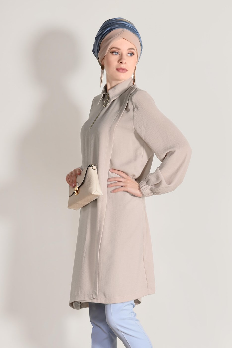 Tesettür giyim BEJ T 3498 Mısra- Fermuar Detaylı Tunik