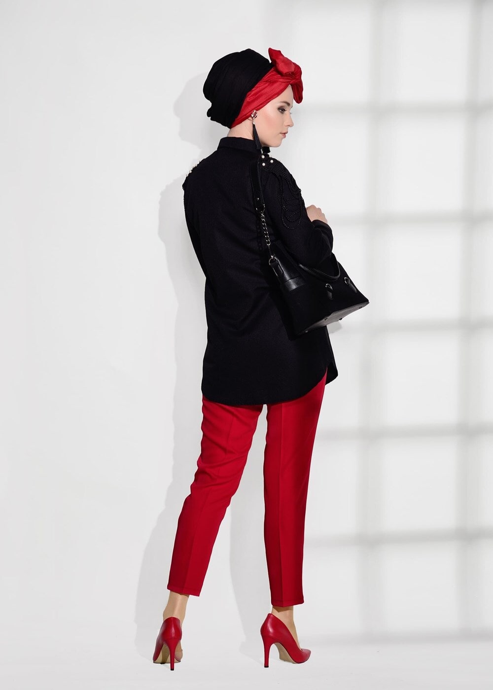 Tesettür giyim SİYAH OMUZ KISMI İNCİ VE DANTEL DETAYLI TUNİK 4075 