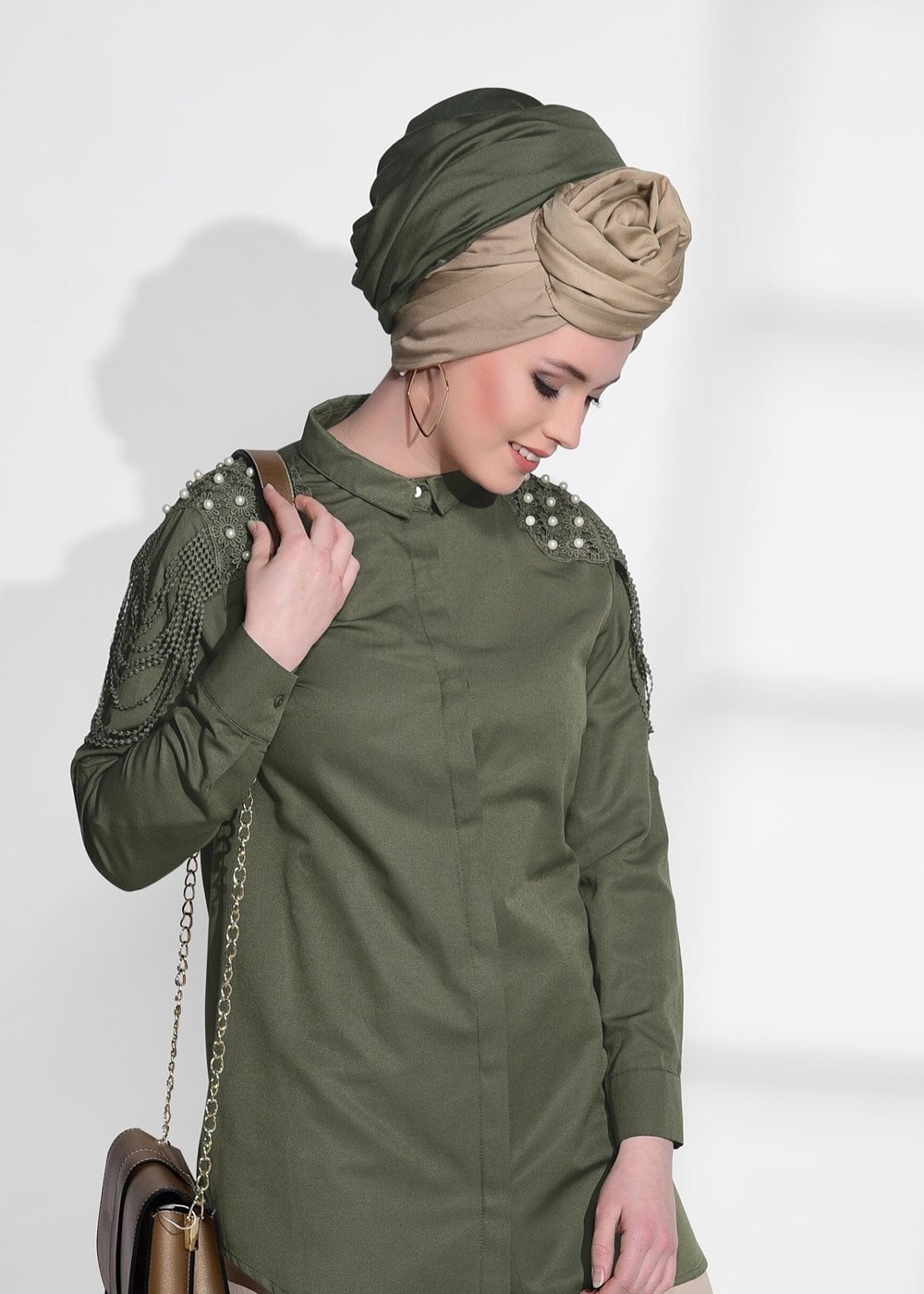 Tesettür giyim HAKİ OMUZ KISMI İNCİ VE DANTEL DETAYLI TUNİK 4075 